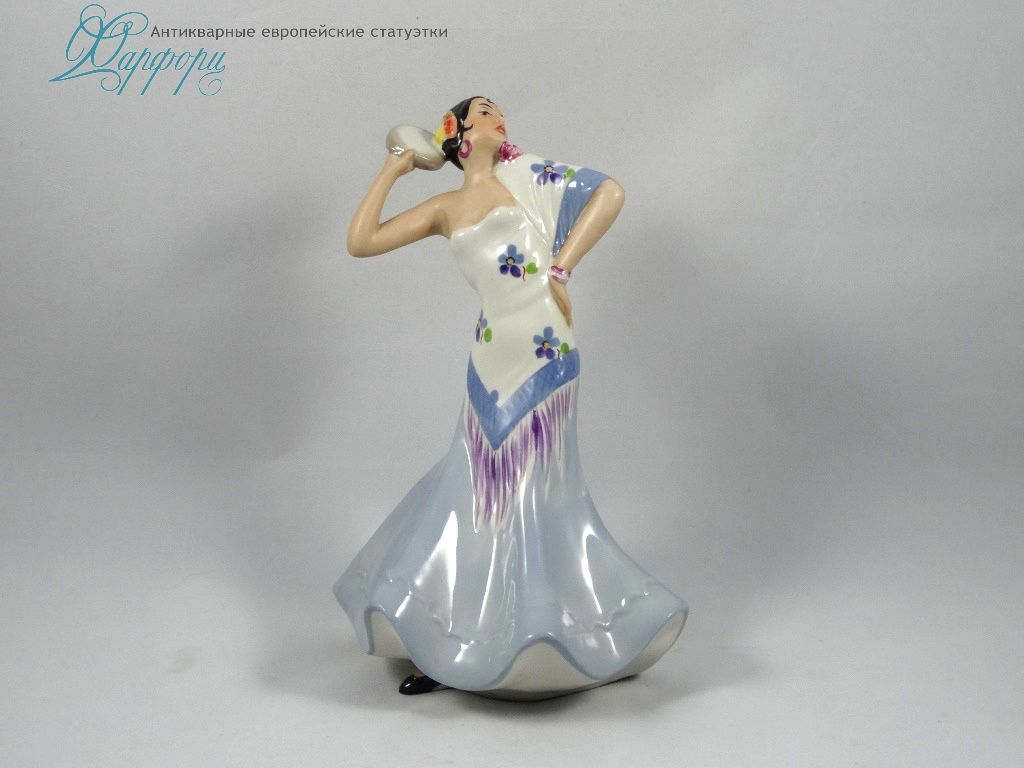 Фарфоровая статуээтка Royal Dux
